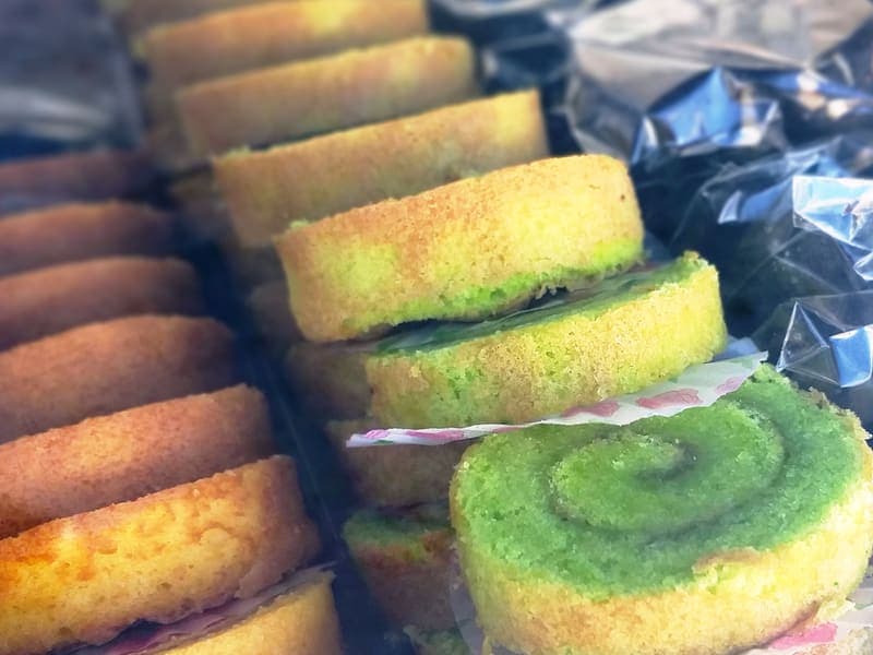 Potongan bolu gulung pandan berjajar dalam kemasan